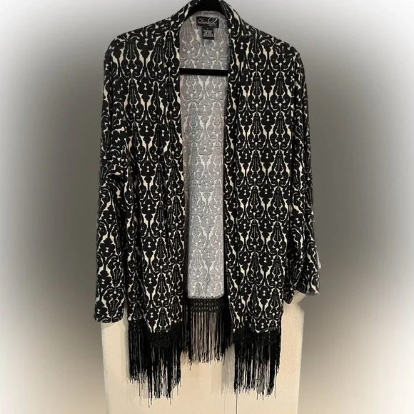 Questions by say what women’s sweater, cardigan, fringe size L black and cream - Picture 1 of 6